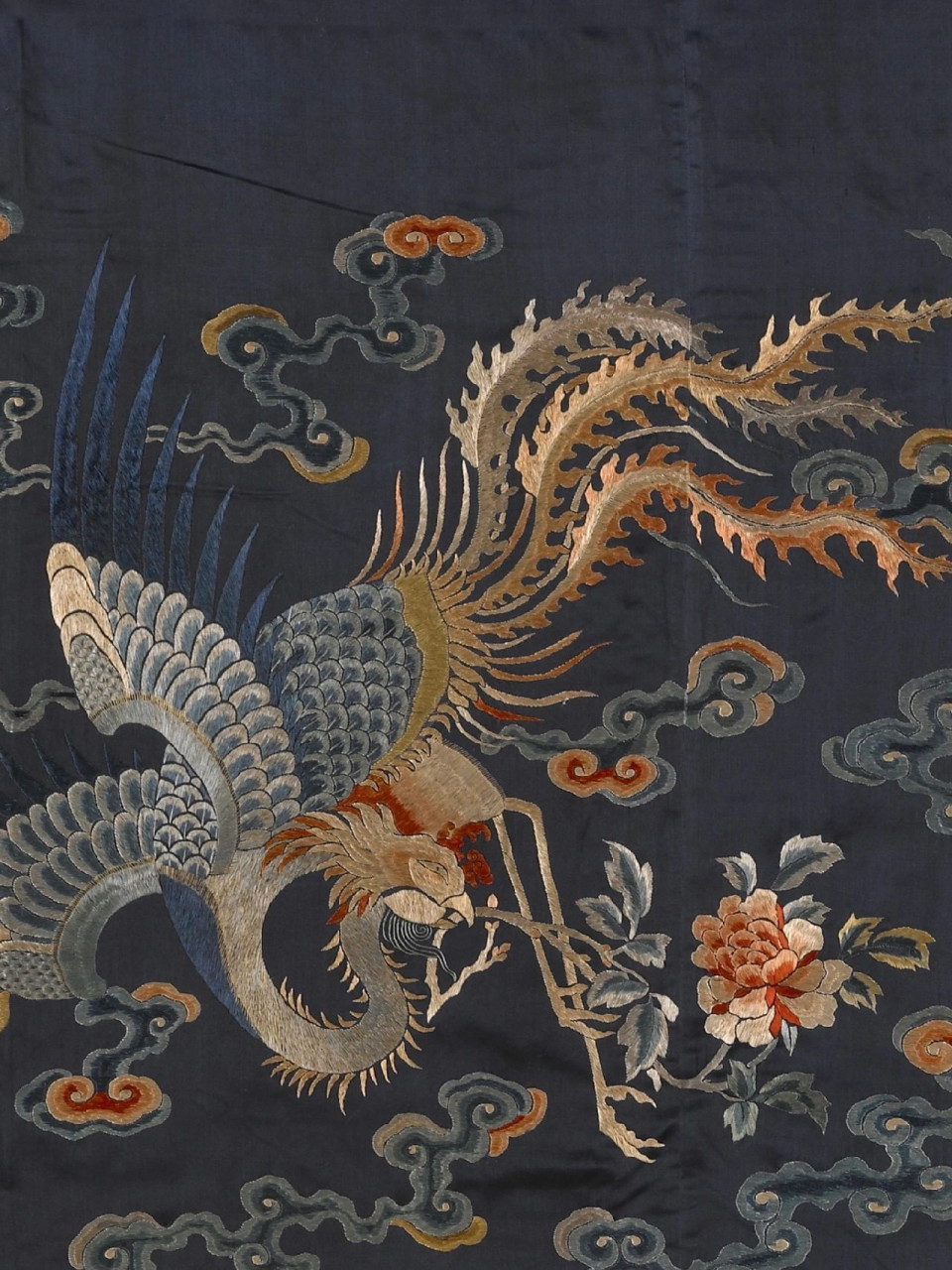 凤凰被视为百鸟之王,牡丹被视为花中之王,两者常常组成凤穿牡丹纹样