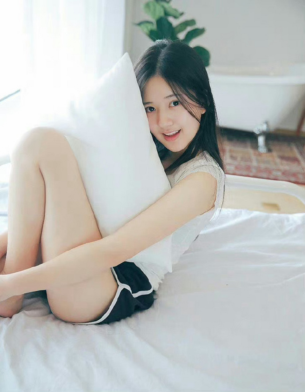 星闻#  赵露思居家休闲写真~ 好嫩好可爱! #赵露思写真集