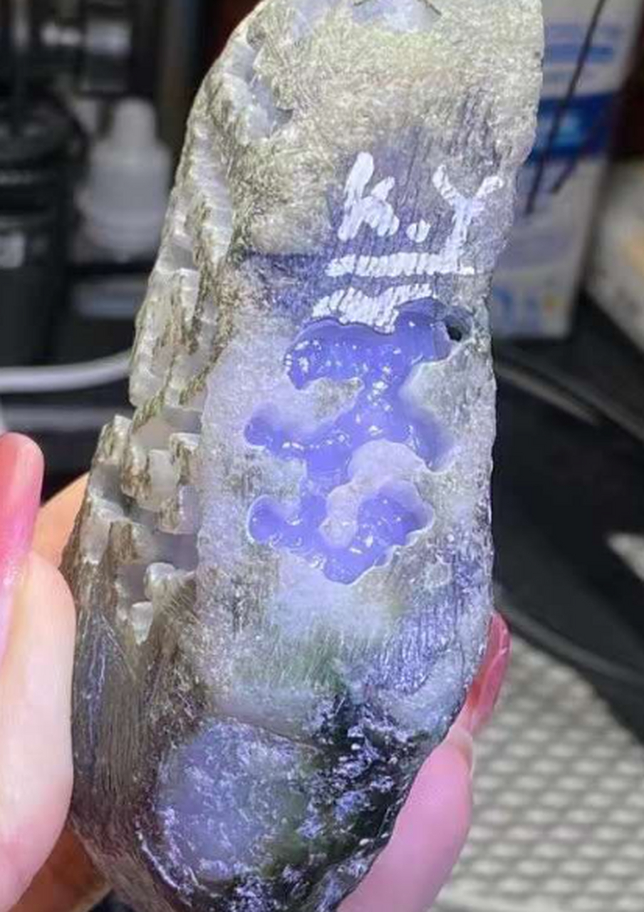 点击头像看直播##翡翠原石#会卡开窗冰种紫罗兰挂件料,紫色浓郁,戎适