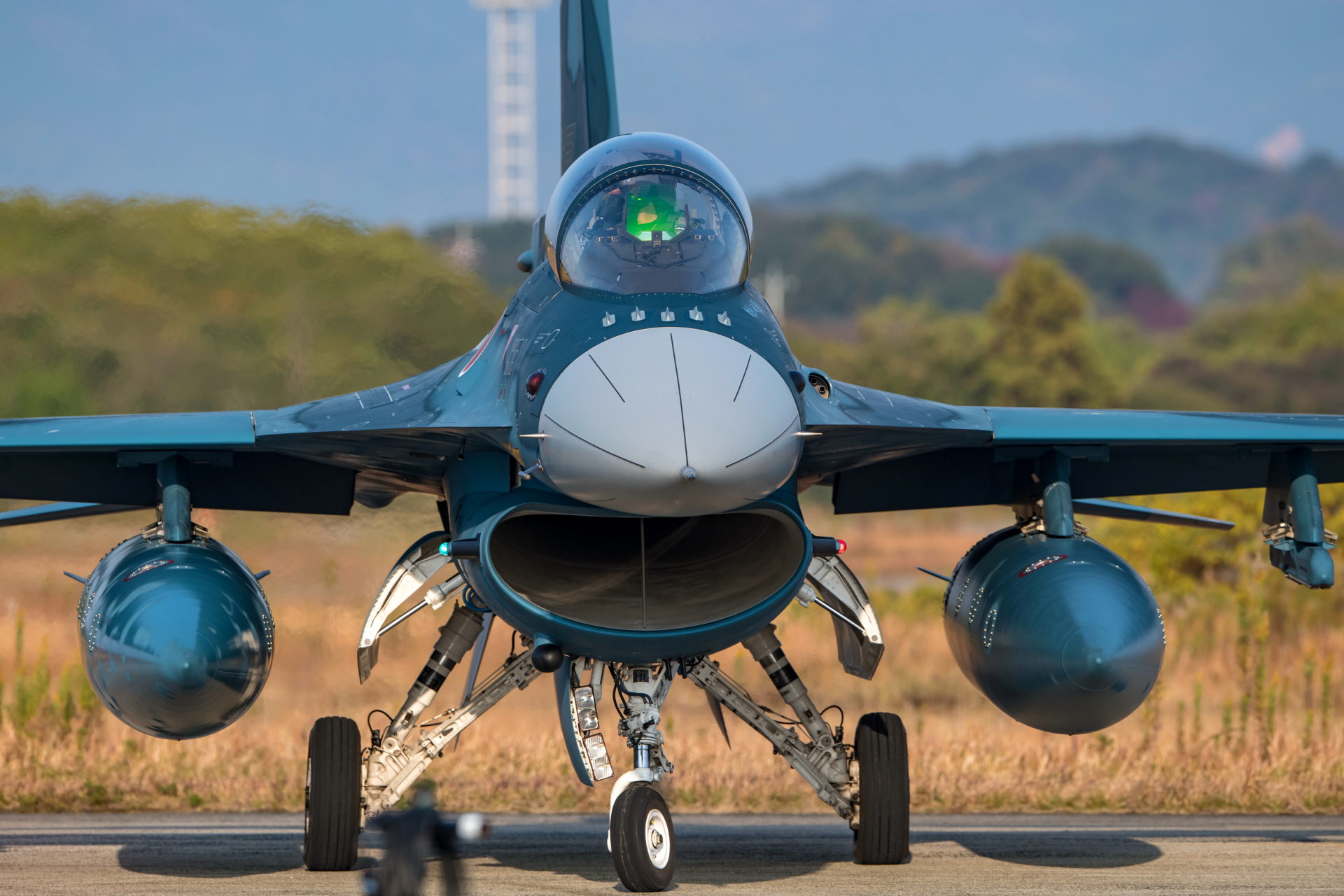 这就是日本三菱重工f-2战斗机,中国航空工业成飞歼-10ce战斗机.