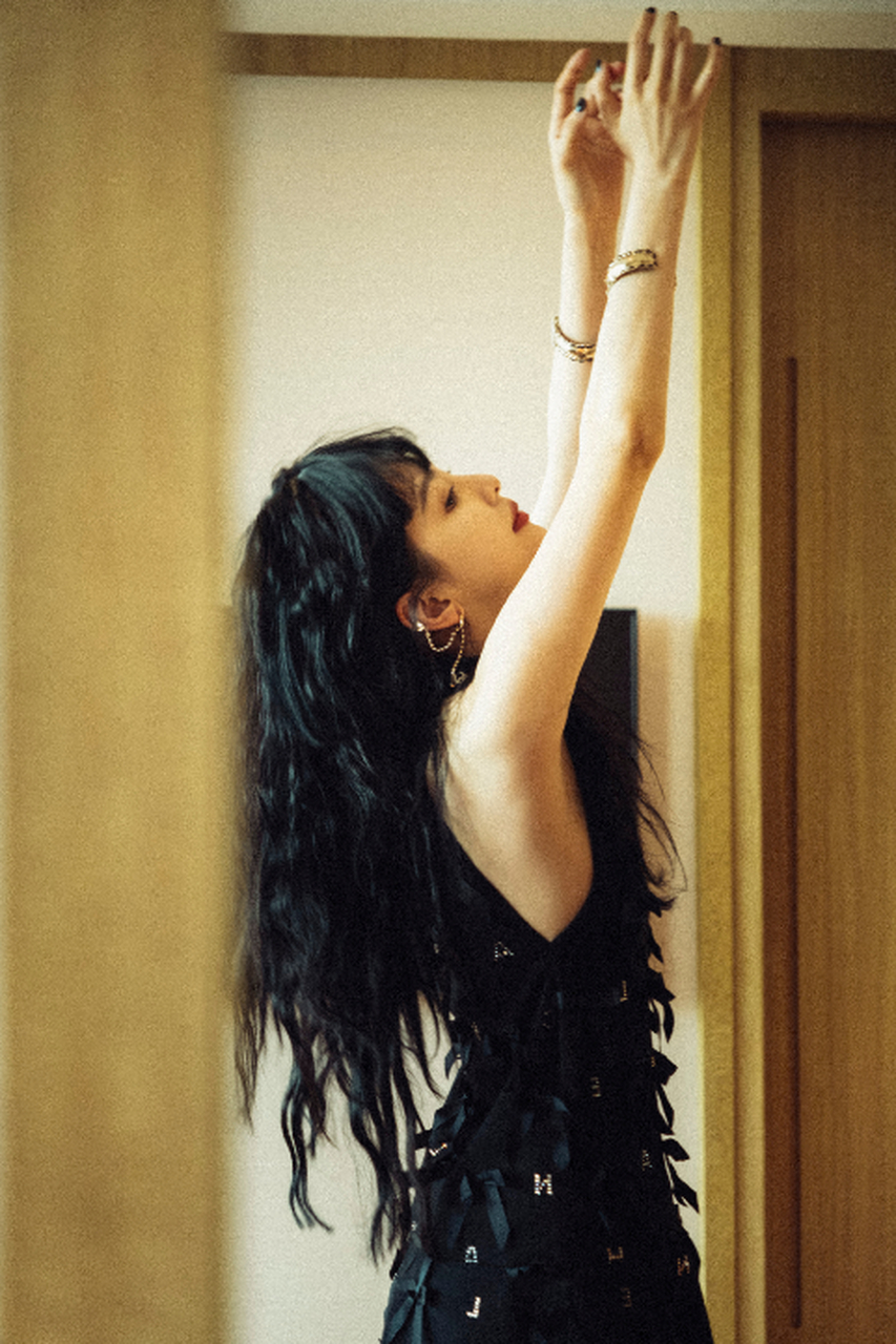 章若楠,羽毛裙露美腿 鬼马可爱又撩人.