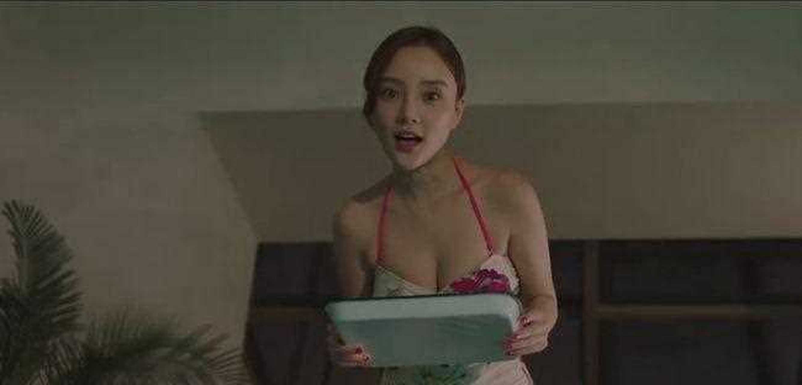 拍摄《私人订制》的时候,有一场李小璐穿着比基尼下水的戏,范伟紧张到