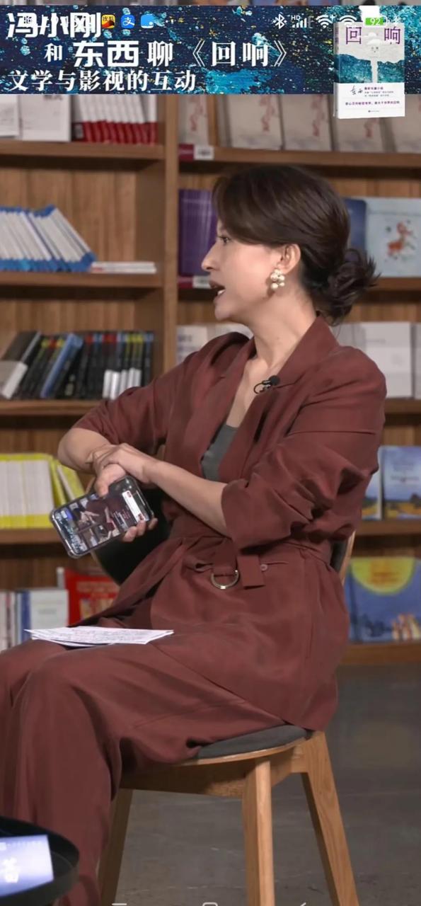 央视美女主持人张蕾和冯小刚一起直播了!