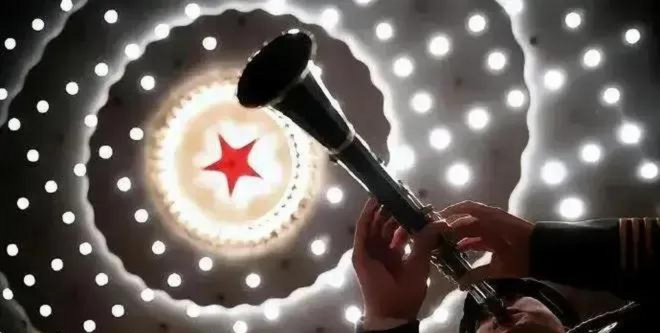 有网友说:法新社的照片,很多时候在滤镜上有些刻意,故意使用了一些很