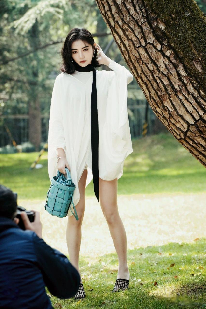 许佳琪春日外景拍摄这套衣服算是把腿展示的明明白白了