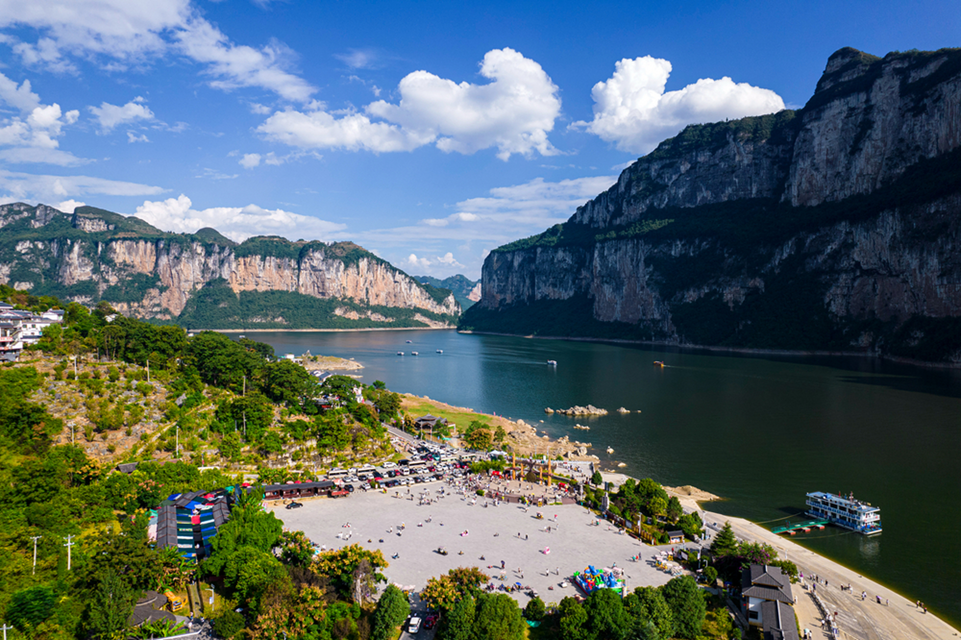 【秋游贵州】贵州乌江源百里画廊,湖水清澈,倒影沉碧,宁静秀丽,两岸峰