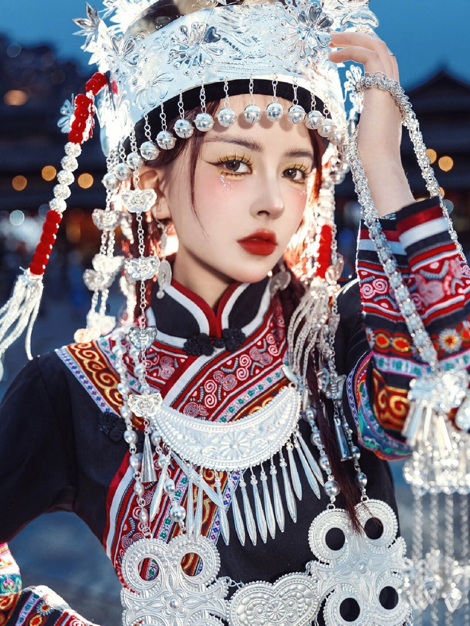 不同颜色(风格)苗服盘点  经典款苗服:这种款式是苗族的传统服饰,以深