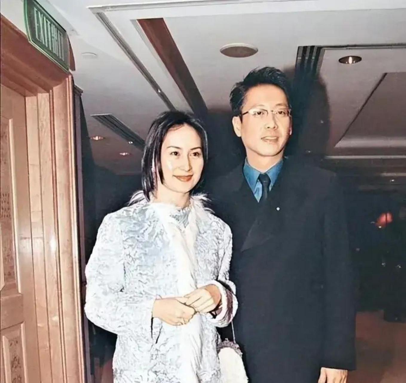 何超琼嫁给许晋亨痛苦吗?从他们结婚时的照片来看,应该是很幸福的吧.