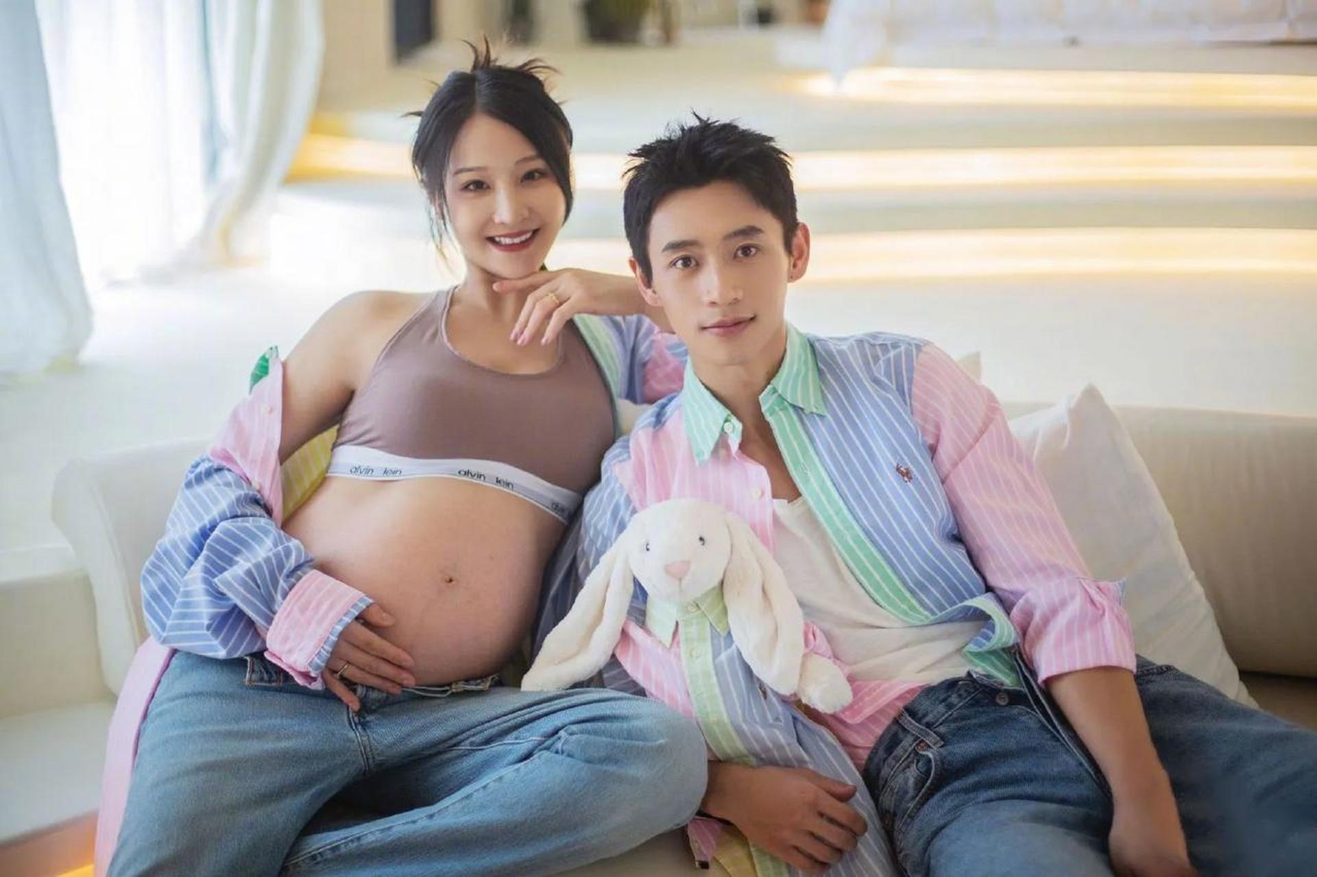 5月2日,魏晨在社交平台晒出一组合照,照片中,妻子挺着孕肚,本以为这是