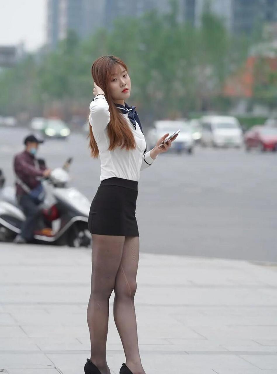 街拍黑丝袜短裙高跟鞋美女
