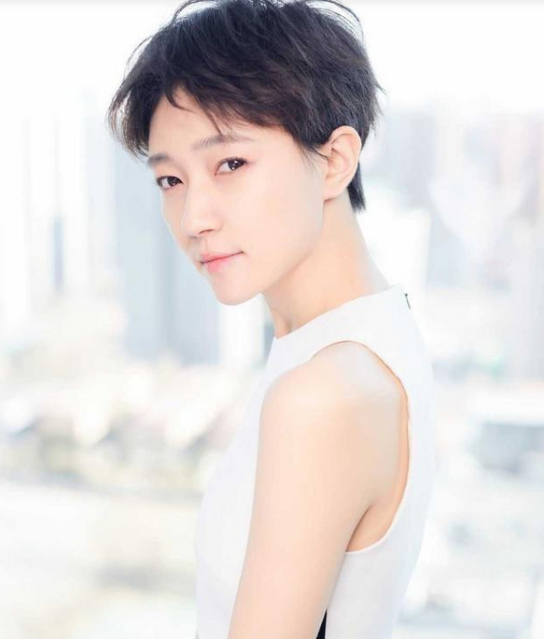 焦俊艳嘟嘴真可爱,穿无袖连衣裙腰间镂空,性感和妩媚,幸好够瘦轻松