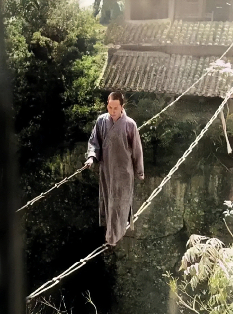 他的脚下是悬崖峭壁,旁人往下看一眼怕都要发抖.