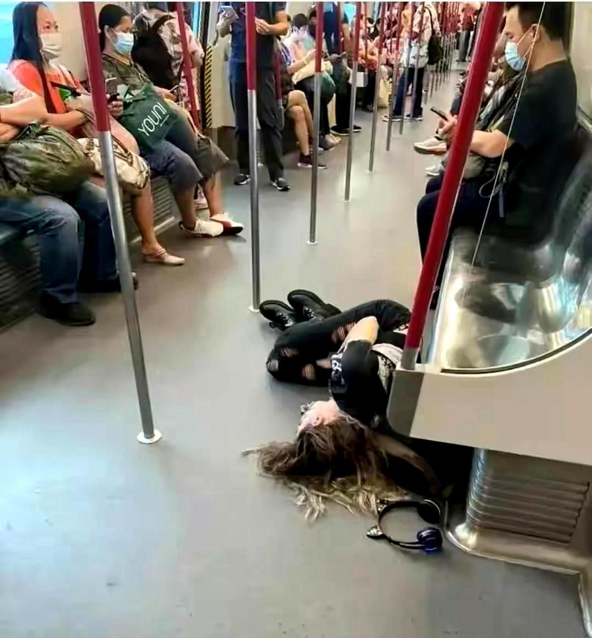 当一位年轻女子在地铁里晕倒时,所有人都漠不关心,这种对生命的忽视和