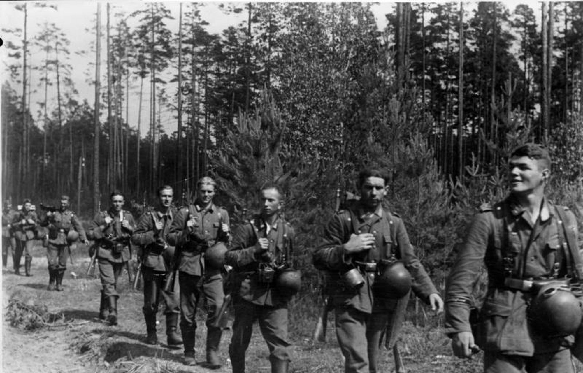 百家号星火计划# 1941年7月,德国大德意志装甲师在苏联东线行进.