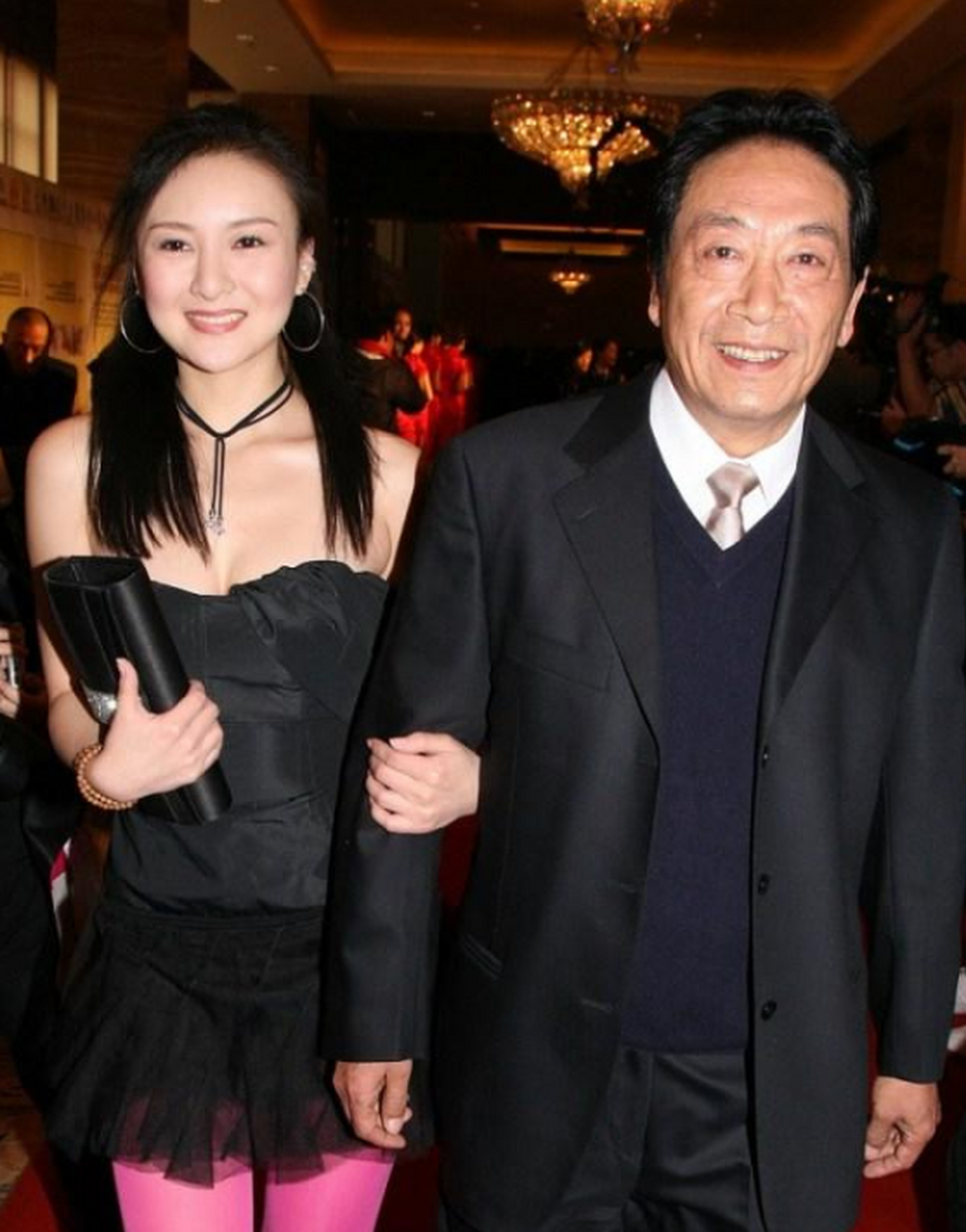 2013年,30岁的饶芯语爱上了67岁的王奎荣,她对王奎荣说:"我不要彩礼