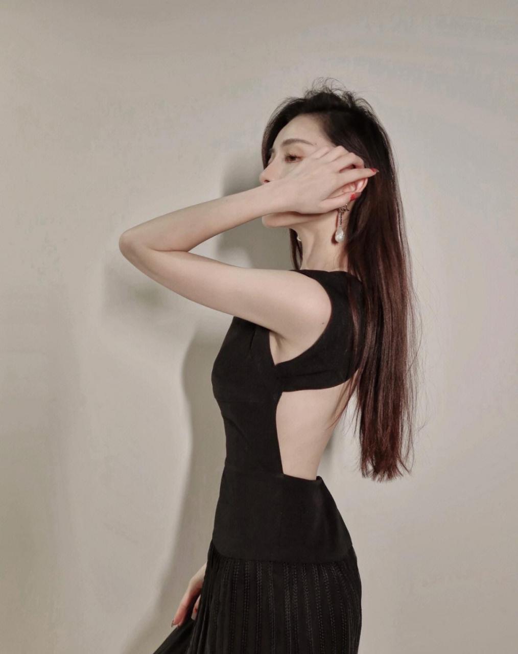 高冷气质美女,质感流苏裙穿搭