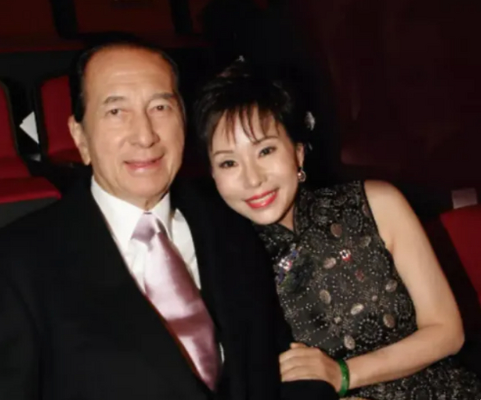 看着赌王夫妇年轻时的照片,似乎四太比三太更加美貌年轻,而且四太的确