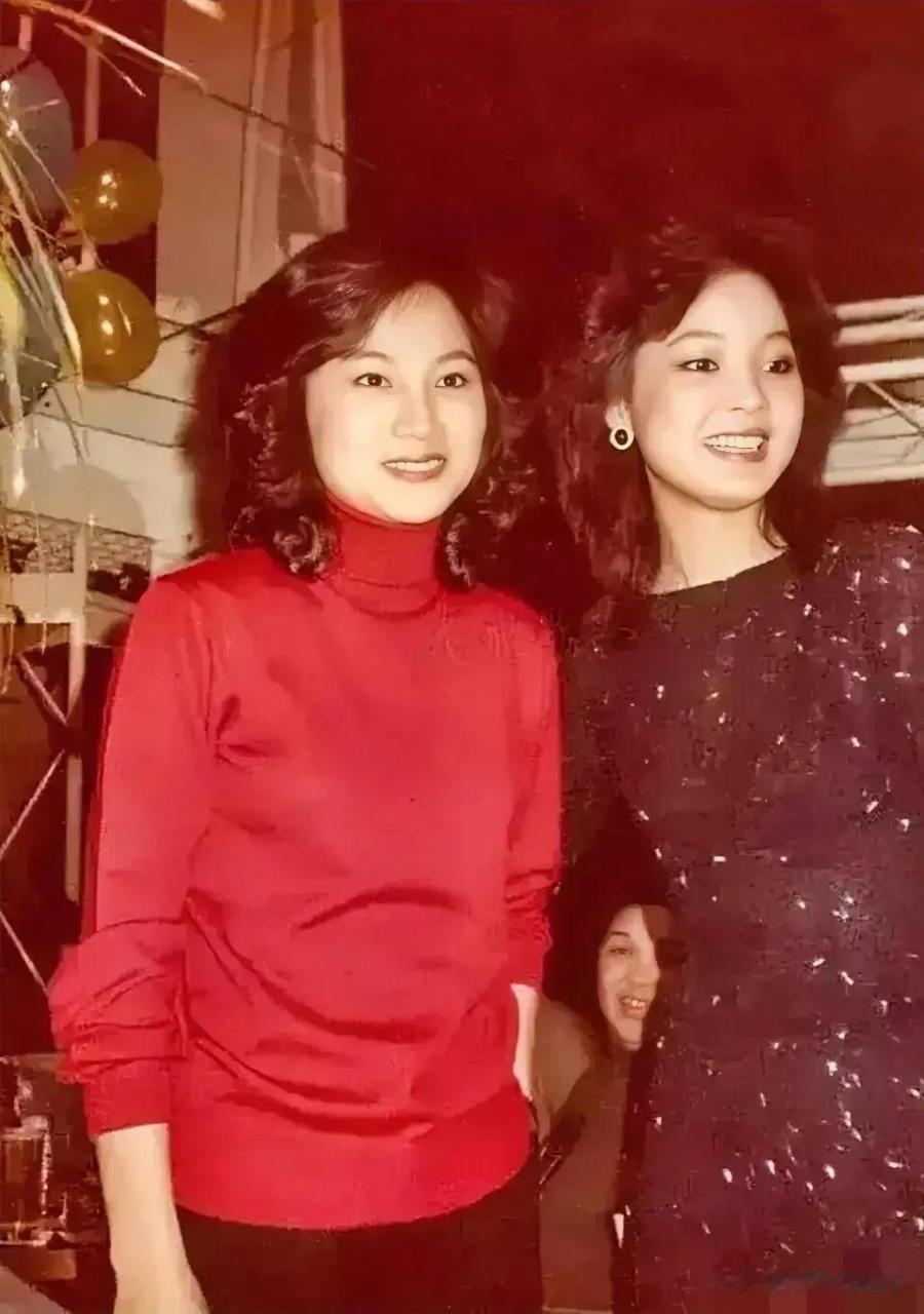 上世纪80年代,邓丽君和凤飞飞的一张合影.
