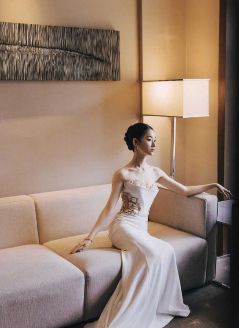 郭晓婷一身白色礼服清雅脱俗,果然身材好穿啥都好看.