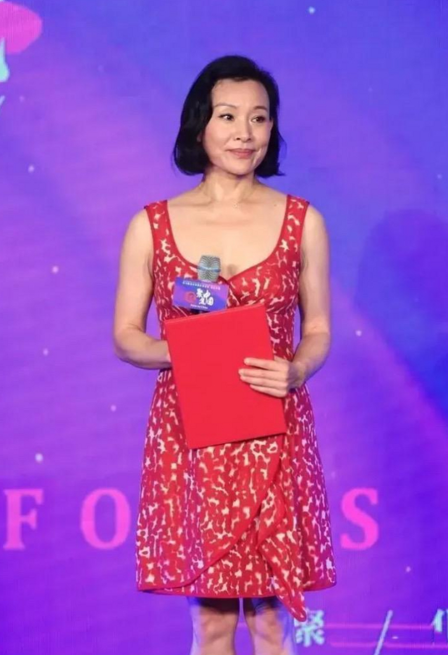 61岁陈冲放飞自我,穿碎花小红裙秀s曲线,不仅不俗还挺大气.