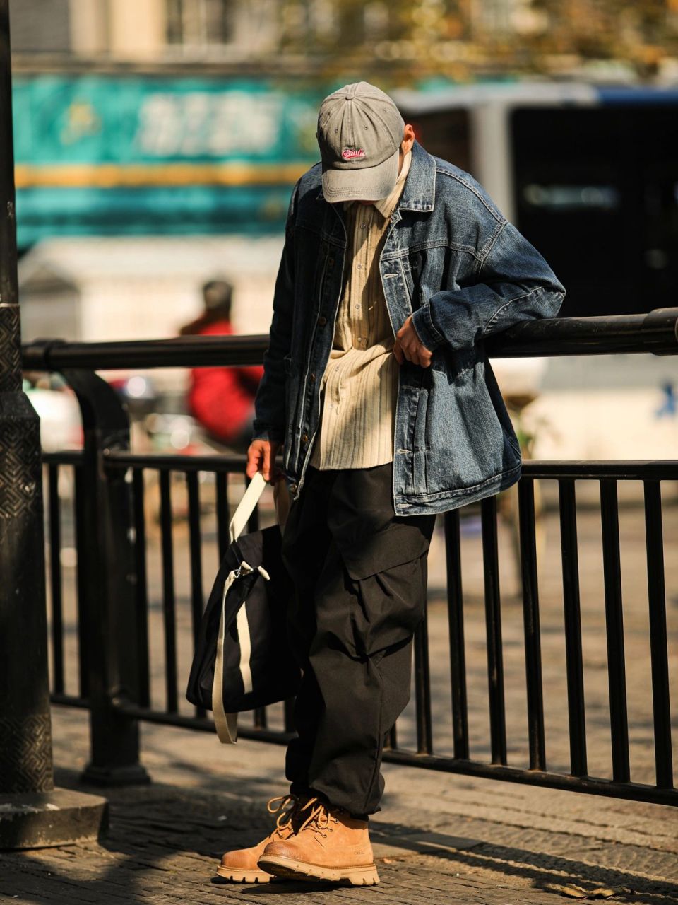 "cityboy  永远保持乐观的生活态度穿衣随意,但利落得体.  这也是city