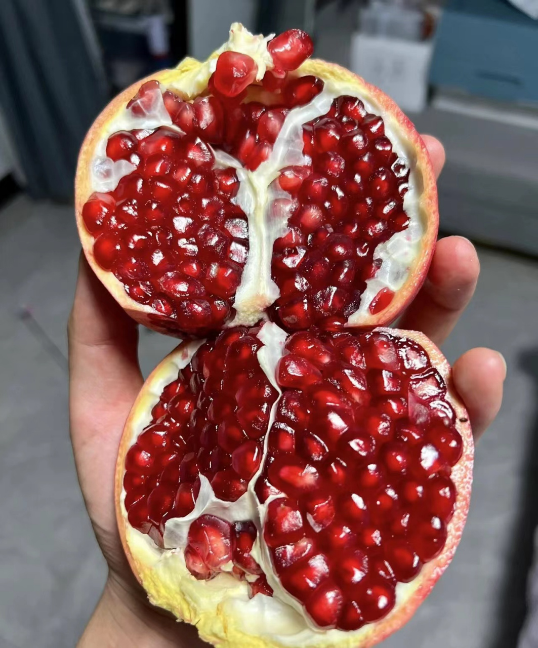 粒粒红似珍珠 轻松品尝无籽果肉  源自非洲的软籽石榴 为你的味蕾带来