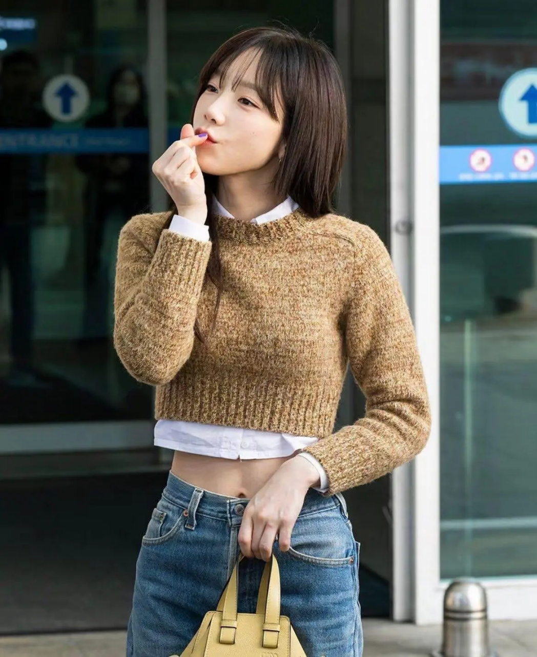 金泰妍这张脸真是美得明明白白,"整容模板"当之无愧!她这身穿搭的色彩