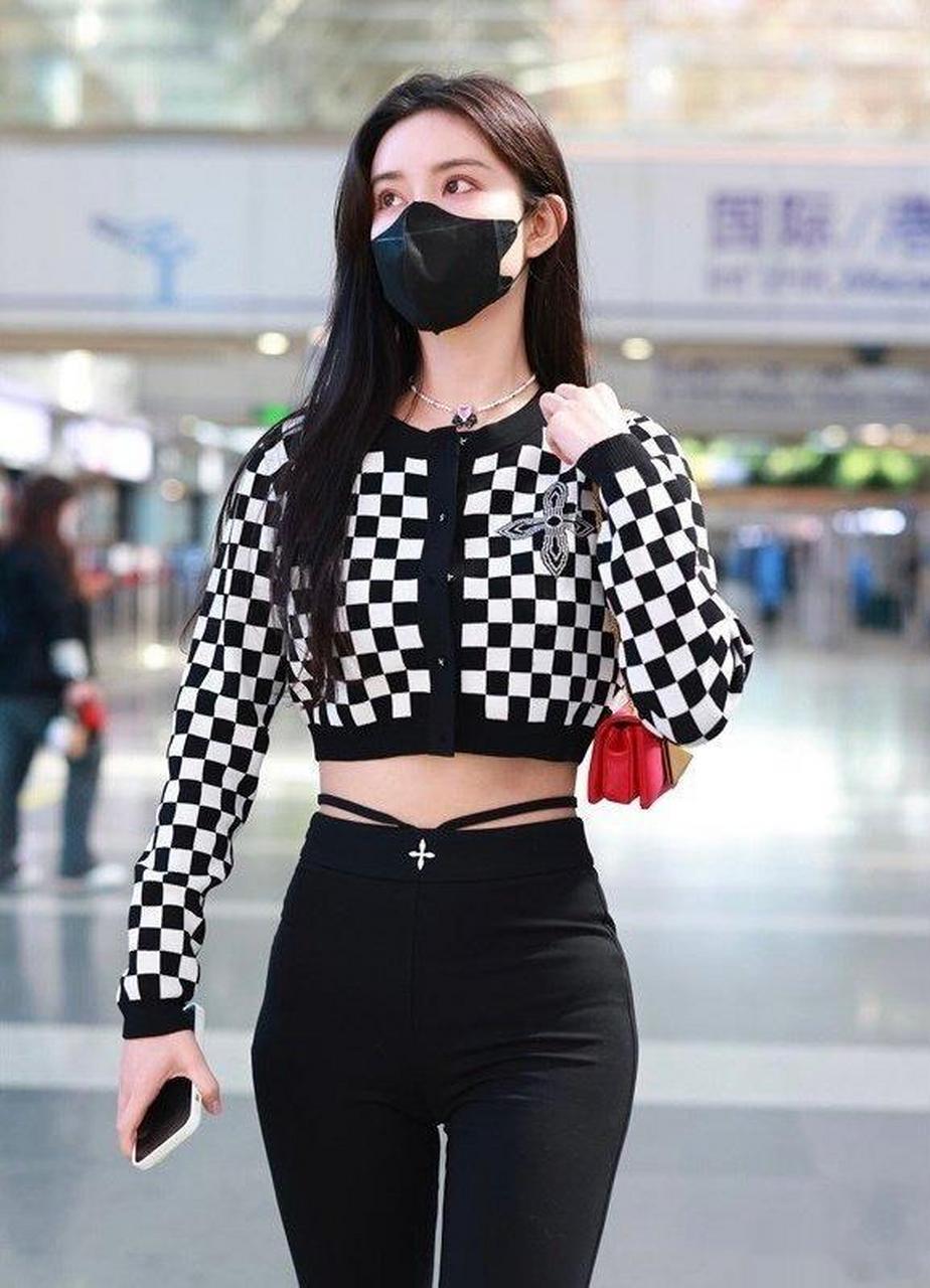 孟子义机场紧身裤 没想到孟姐的臀 挺翘啊 #娱乐