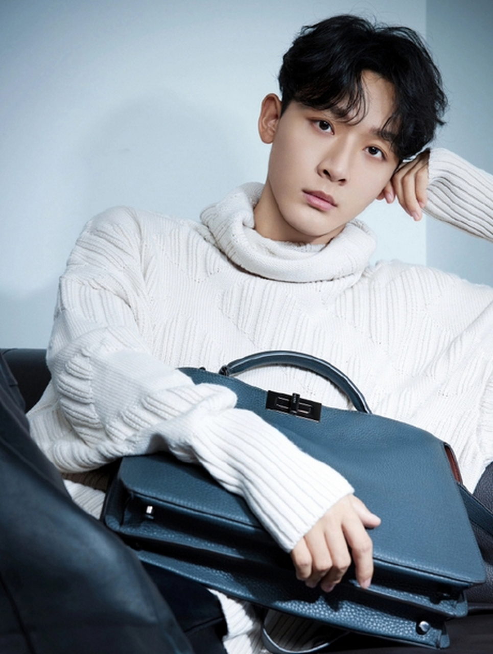 近日,张晚意的一组照片在网络上引起热议,照片中的他身穿白色高领毛衣