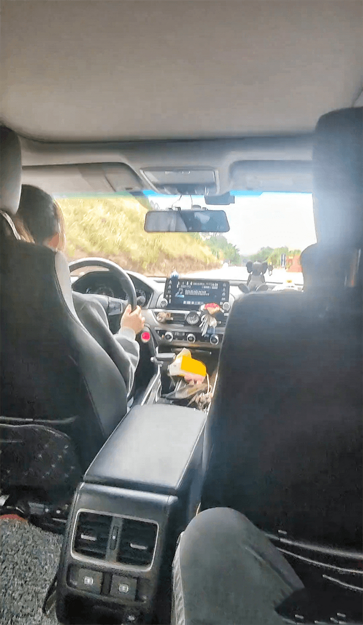 坐女司机的车,后座空间竟然比高级车大