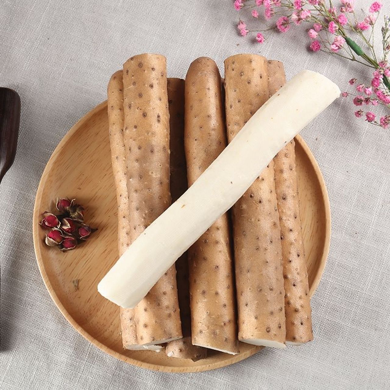 大家好 我是河北农村花姐,新鲜的铁棍山药已经开始挖了,营养价值高