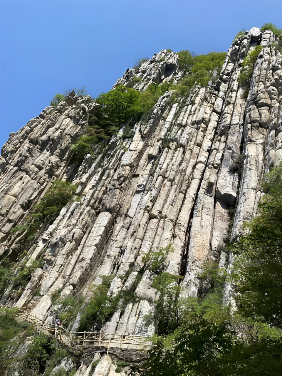中岳嵩山,风景妙不可言,乘索道到半山腰,沿着小路走,转眼间看到的群山