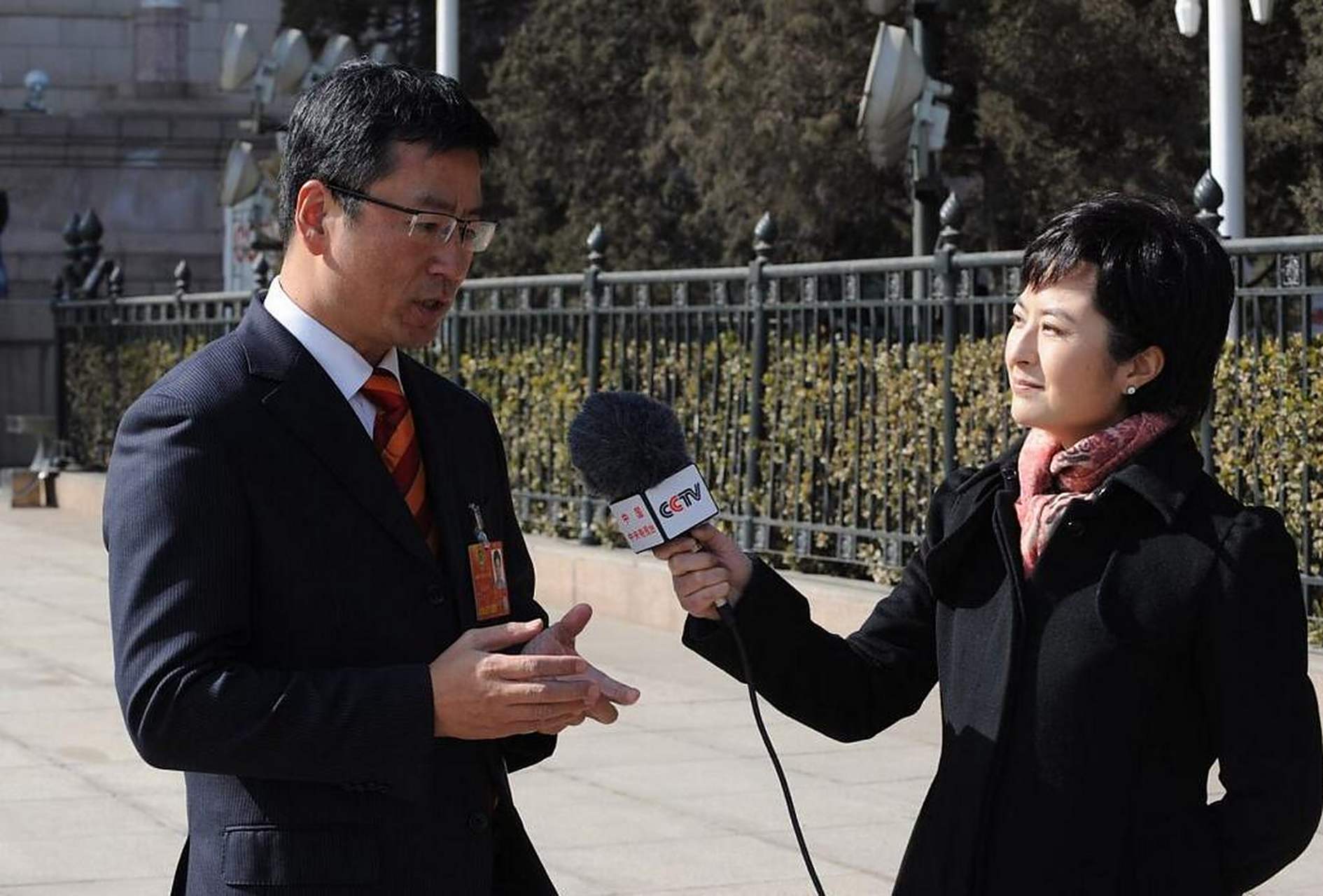 记者问白岩松:"你们电视台的郎永淳,张泉灵这些优秀的主持人,怎么都