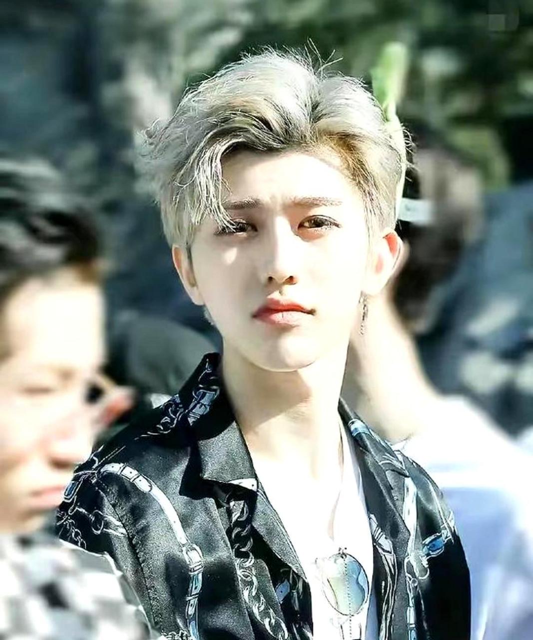一年前,蔡徐坤与女友在出道前恋爱并结婚,如今被曝光.