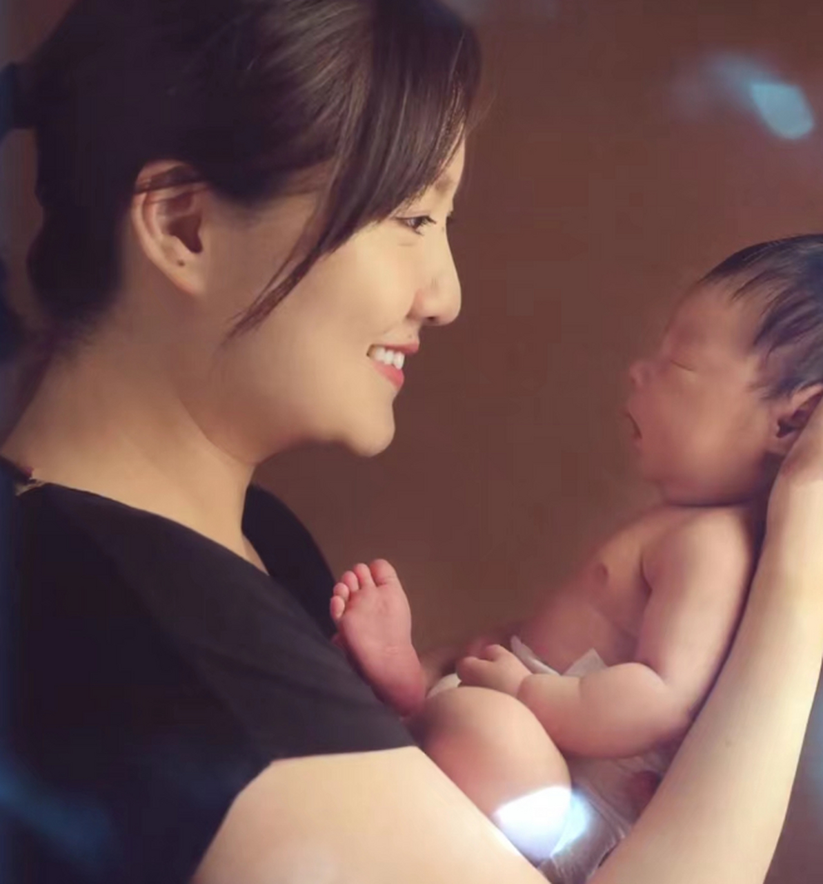 "玻璃美人"蒋小涵:嫁圈外老公,36岁大龄生子,爱情事业双丰收 娱乐圈有