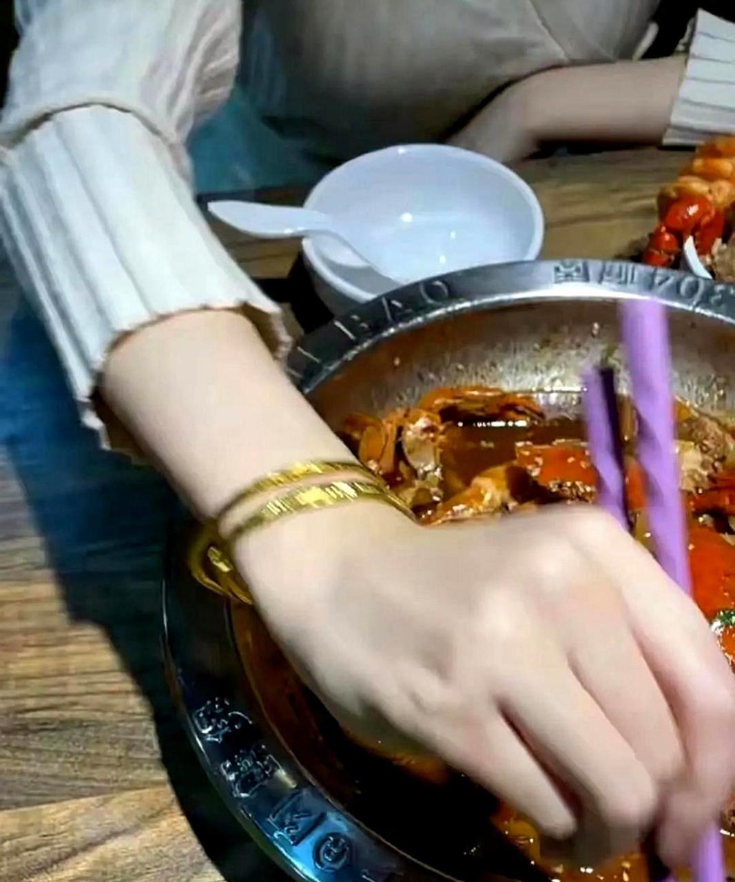 今天和闺蜜出去吃饭,她突然频频给我夹菜,让我感到有些意外,不知道她