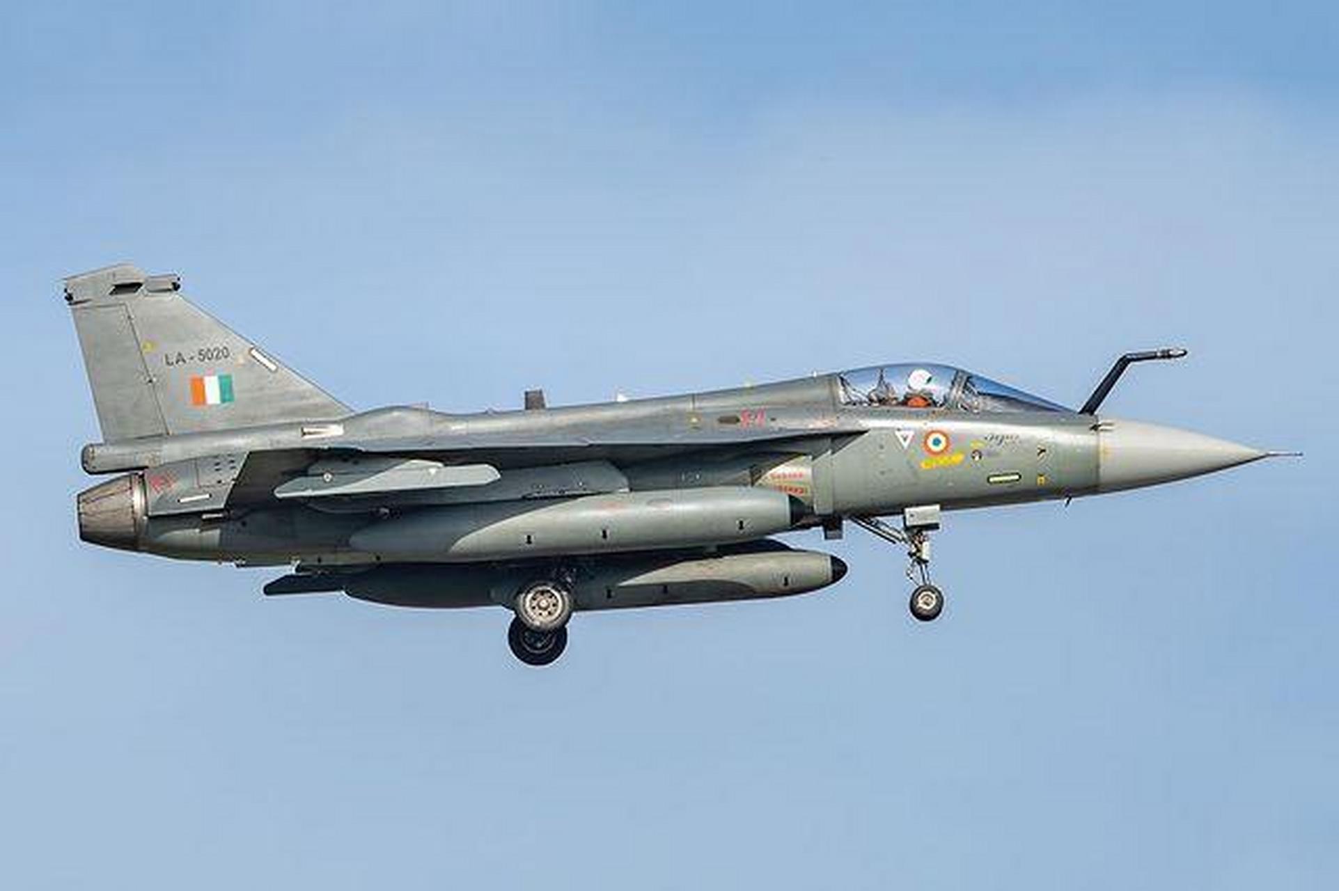 lca光辉战机(light combat aircraft tejas)是一种轻型,单引擎,多用途