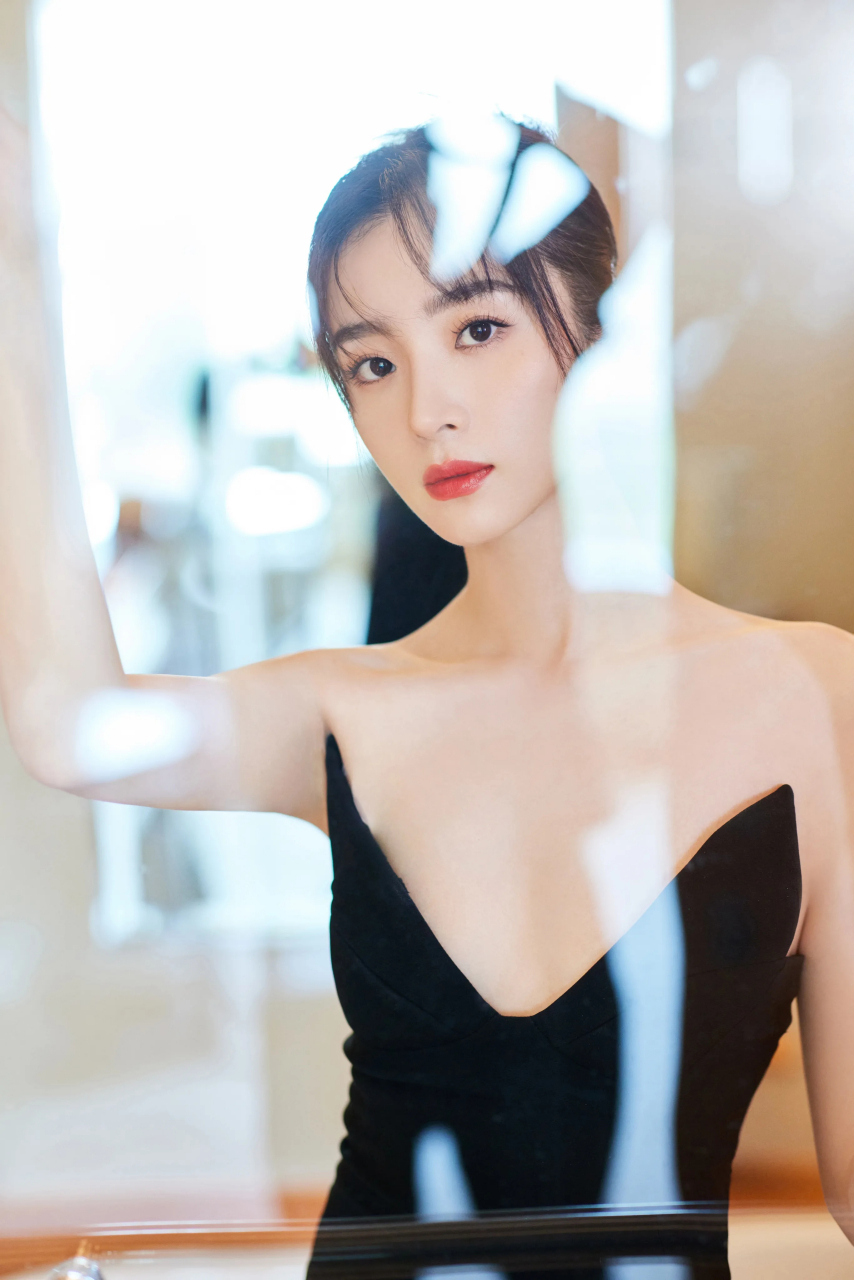 胡冰卿为秀大长腿真挺拼,裙子开叉都到腰了也不在意,自信又从容.