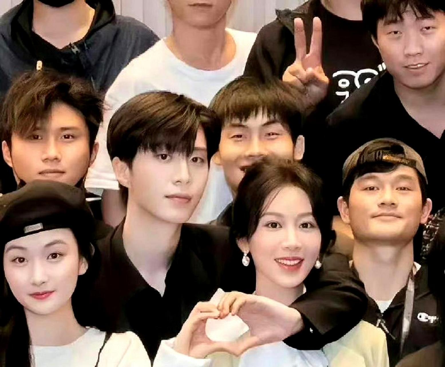 杨紫和范丞丞比心合照,展现了他们之间的友谊.