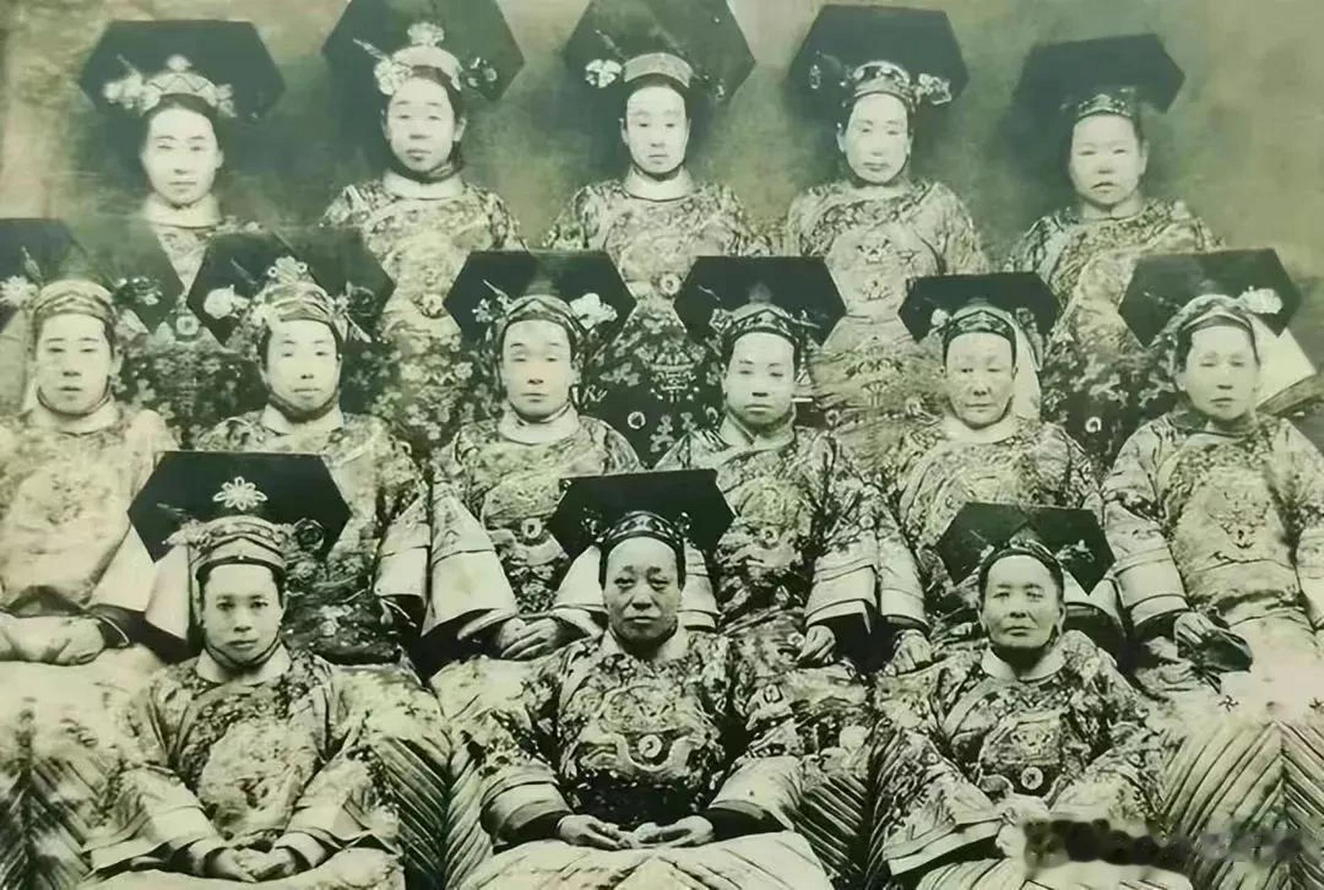 清朝皇帝的后宫三千佳丽清朝选妃不选美的,怕皇帝们沉迷美色不理朝政