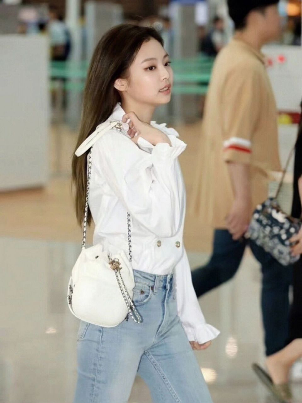 jennie初秋穿搭 这套真的好有气质, 牛仔裤搭配高跟鞋真的 很有成熟