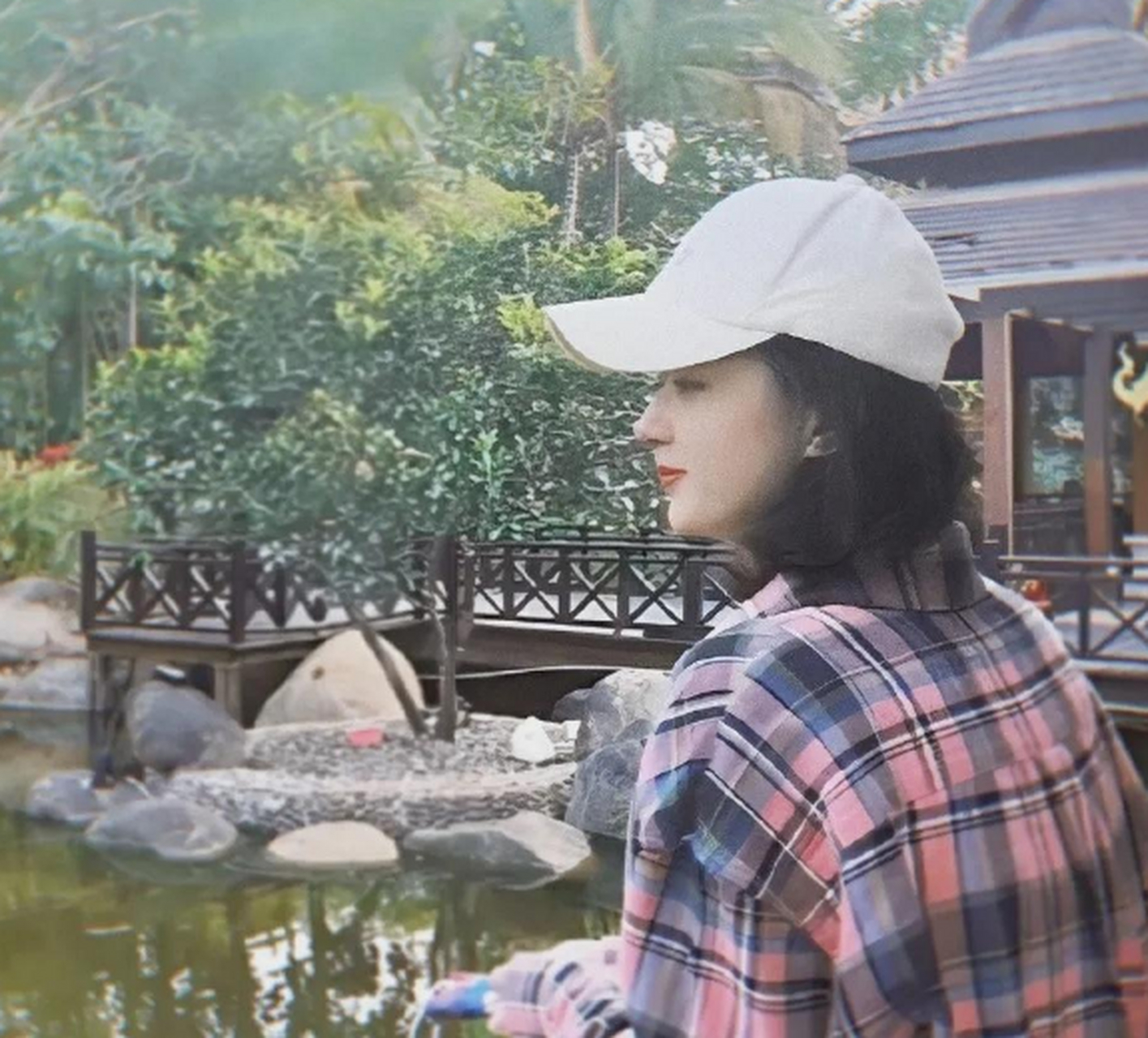 好久不见的赵丽颖,短发很好看,侧脸超绝!