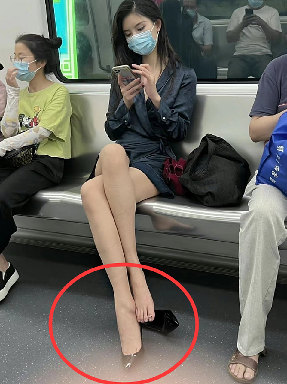 偷拍:在地铁上脱鞋的美女!