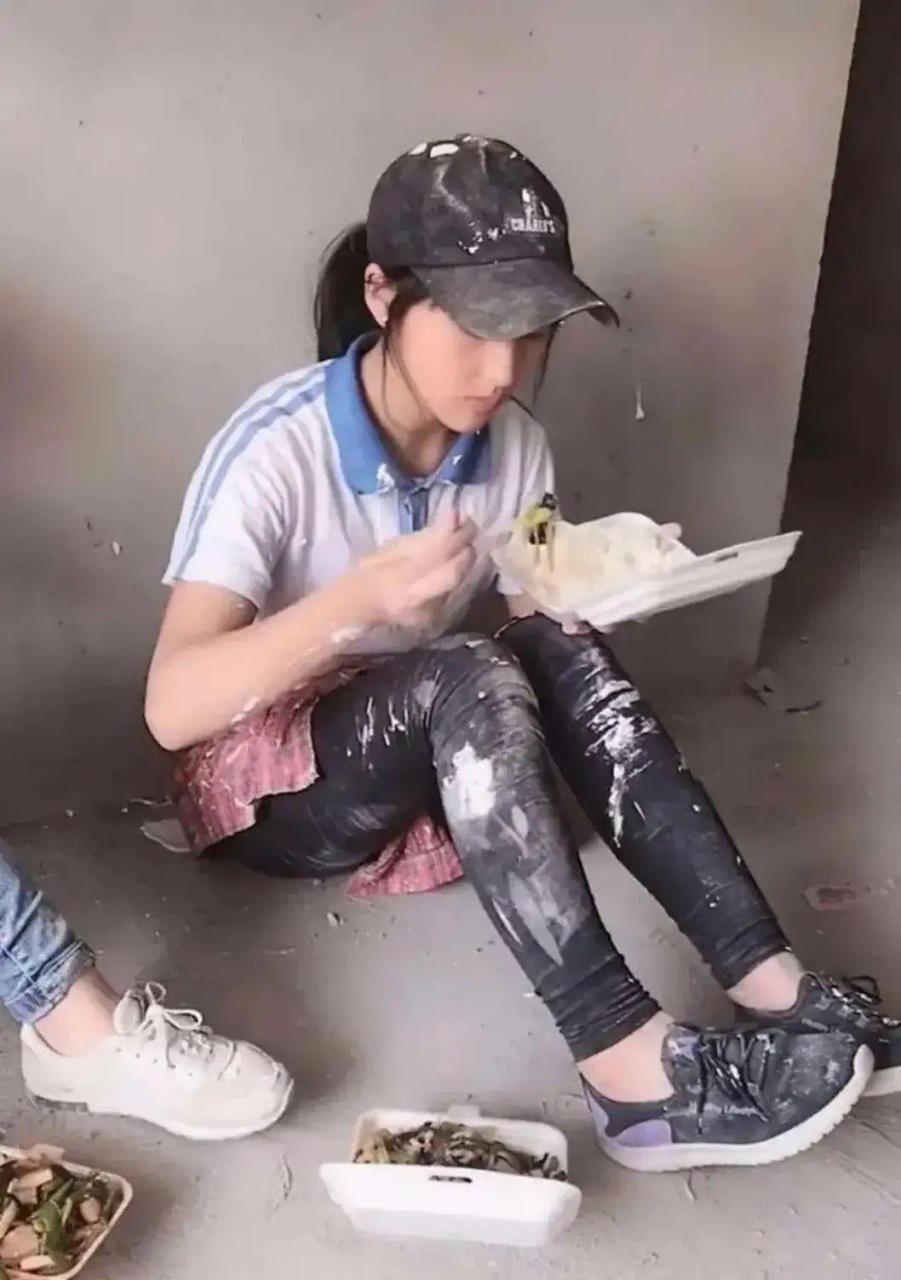 网友:现在像我表妹在工地干活的美女确实不多见了对不对?