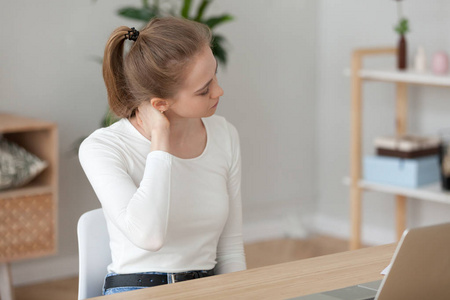 这些习惯看似舒服,实则严重损伤关节,你中招了几个?