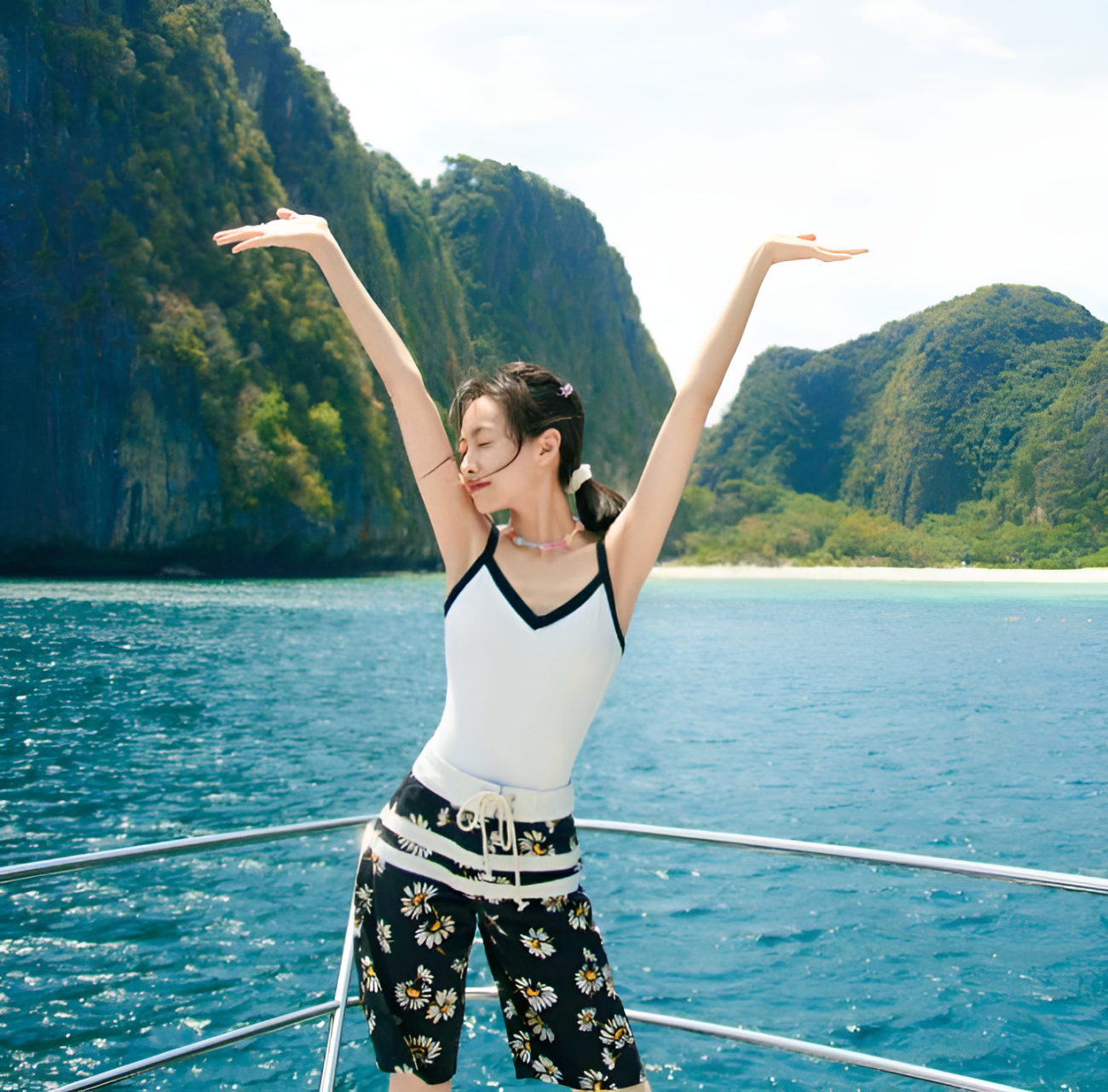 宋茜身着泳衣在泰国度假拍照! 这个身材还不错,但也有人说是普通!