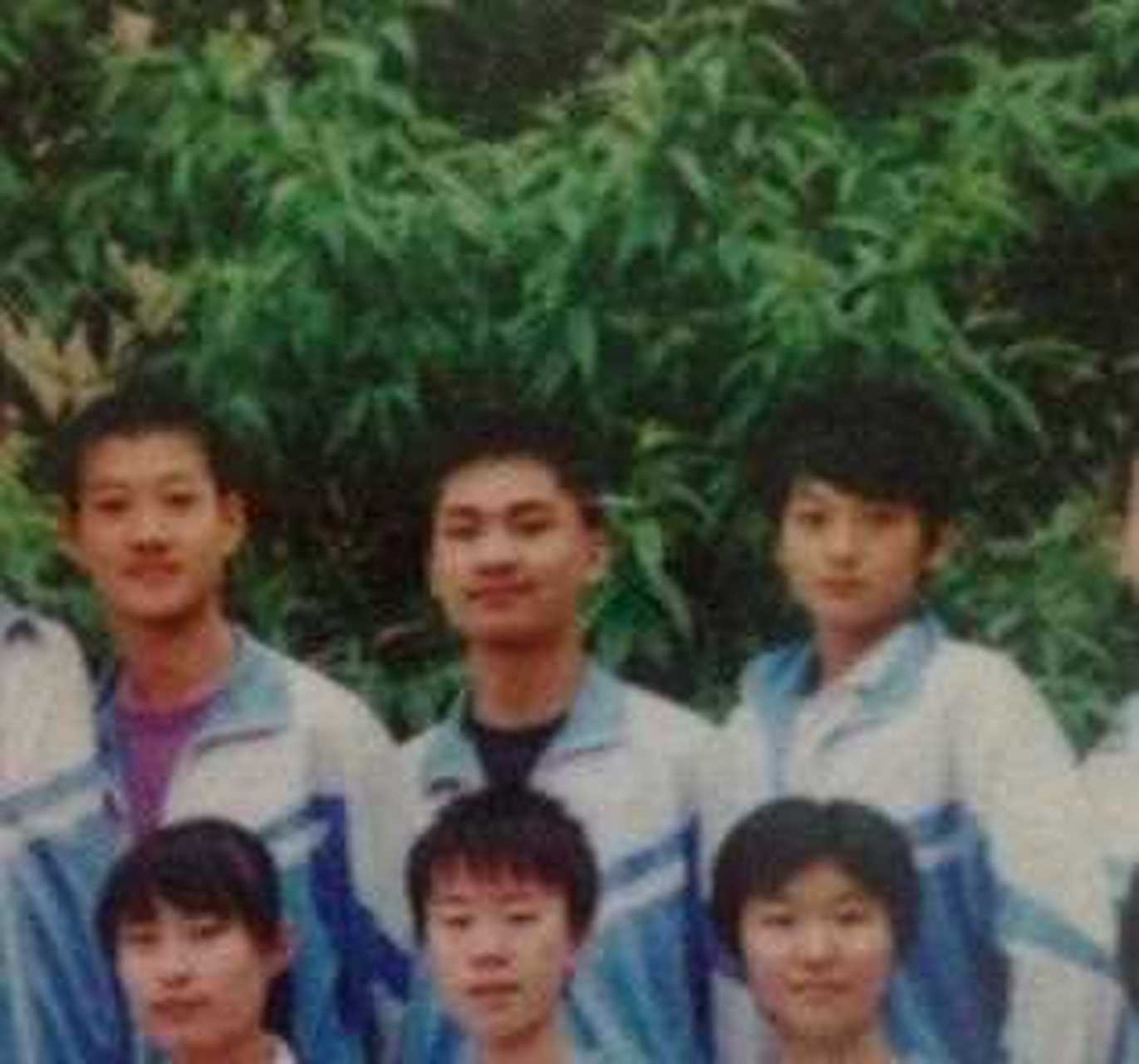 黄子韬初中同学晒出毕业照,黄子韬站得跟老干部一样笔直[笑cry],还说