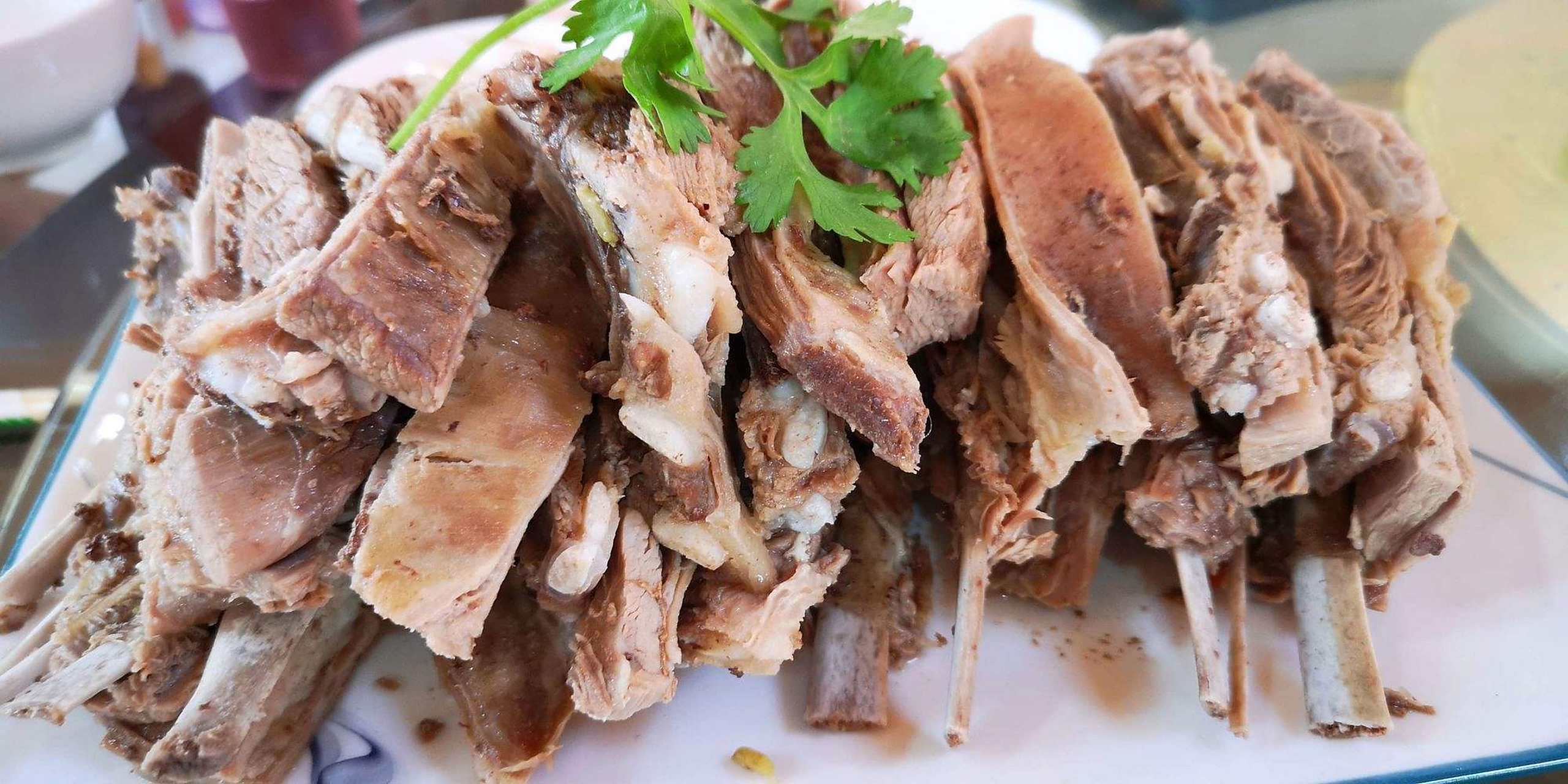 临夏东乡手抓羊肉,是甘肃十大经典名菜之一,大受食客们的推崇.