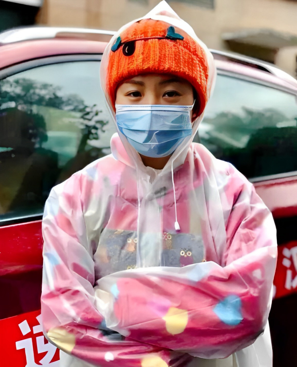 她的名字叫刘仙,她是被联合国点名的雨衣妹妹,这女孩是一个地道的95后