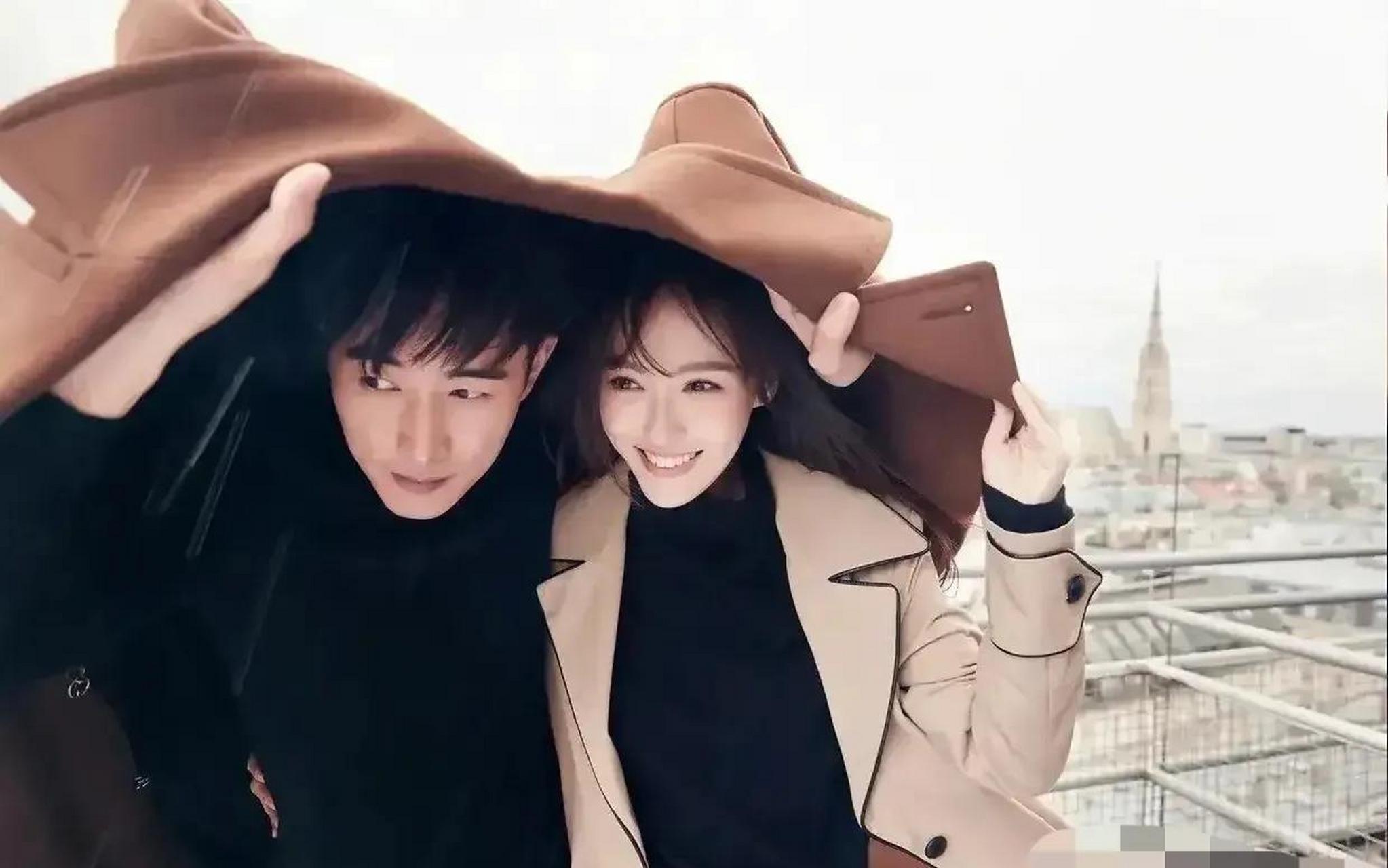 ​唐嫣穿卡其色风衣,内搭黑色修身打底!